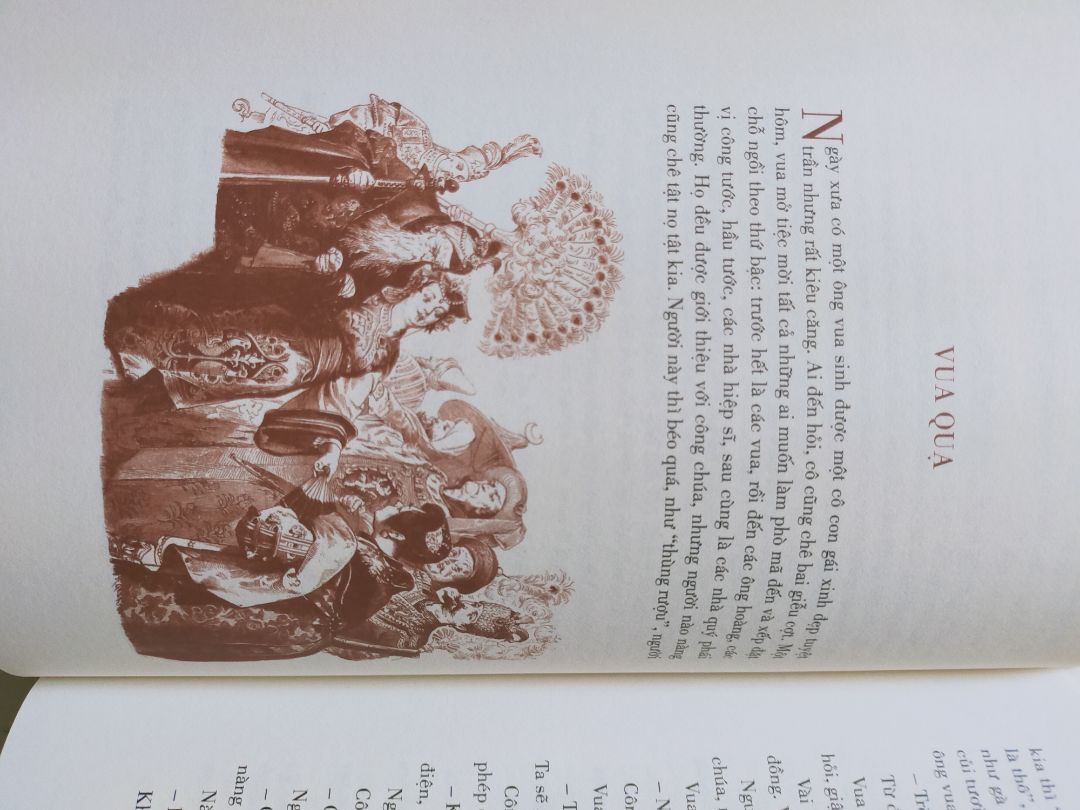 + Shop gửi hàng cực kỳ, cực kỳ nhanh chóng. Mình ở xa mà tối nay đặt, sáng mốt đã nhận được. Xin cảm ơn.
+ Bao gói rất ít, có mỗi cái thùng giấy bên ngoài, mình rất lo lắng nhưng sản phẩm không hư hại gì mấy nên vẫn khuyến khích 5 sao. Sách quý nên được bao gói kỹ càng hơn.
+ Ấn bản này đẹp từ bìa cho đến giấy, đến mực in, với những hình minh hoạ chính là điểm nhấn. "Đây là bản đầy đủ nên to rầm, bự đùng, dày cui và nặng tay nha các bạn."