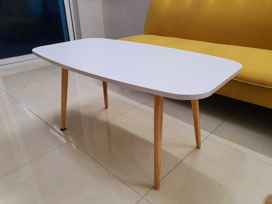 Bàn đẹp, chắc chắn, lắp đặt nhanh. 4 chân thì có 1 chân thấp hơn, kê thêm miếng đệm là xong.