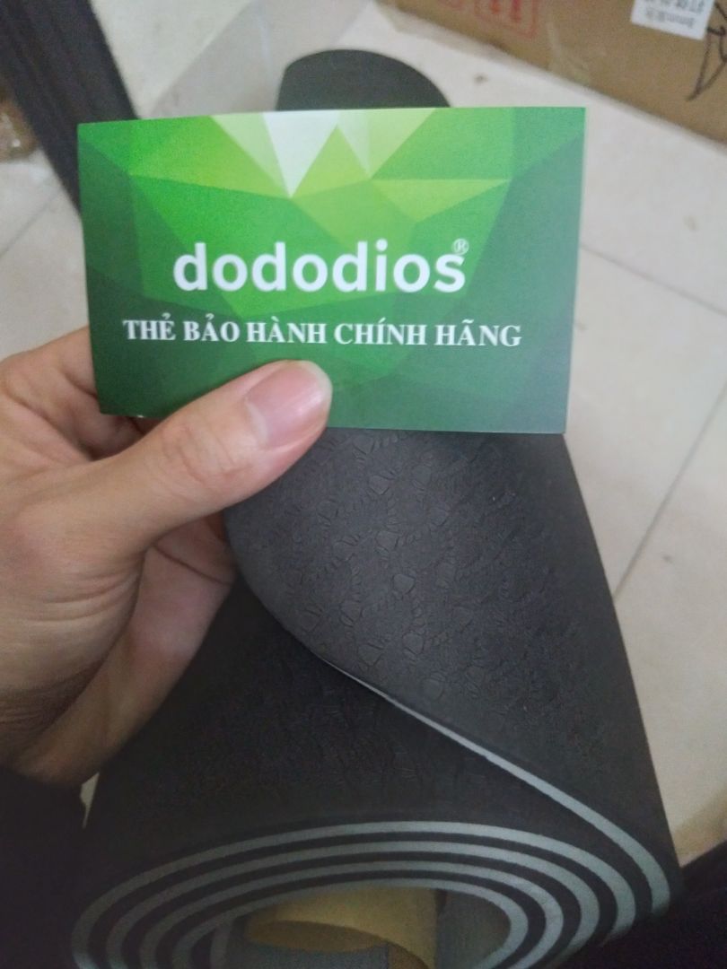 Dùng hơn 2 ngày rồi khá là okela, shop có hỏi han khi mình không biết cách dùng mặt thảm trên hay dưói, vote hài lòng vì phản hồ i khá là nhanh, mình cn trai mà được brand dodo gửi cho đúng màu đen đúng màu cần luôn, điểm cộng nữa cho sự tâm lý của shop, thảm khá dày và chống trơn trượt khá tốt, tất cả rất ổn trừ việc người giao hàng không thân thiện lắm
sản phẩm tốt, shop nhiệt thành, ok đáng mua