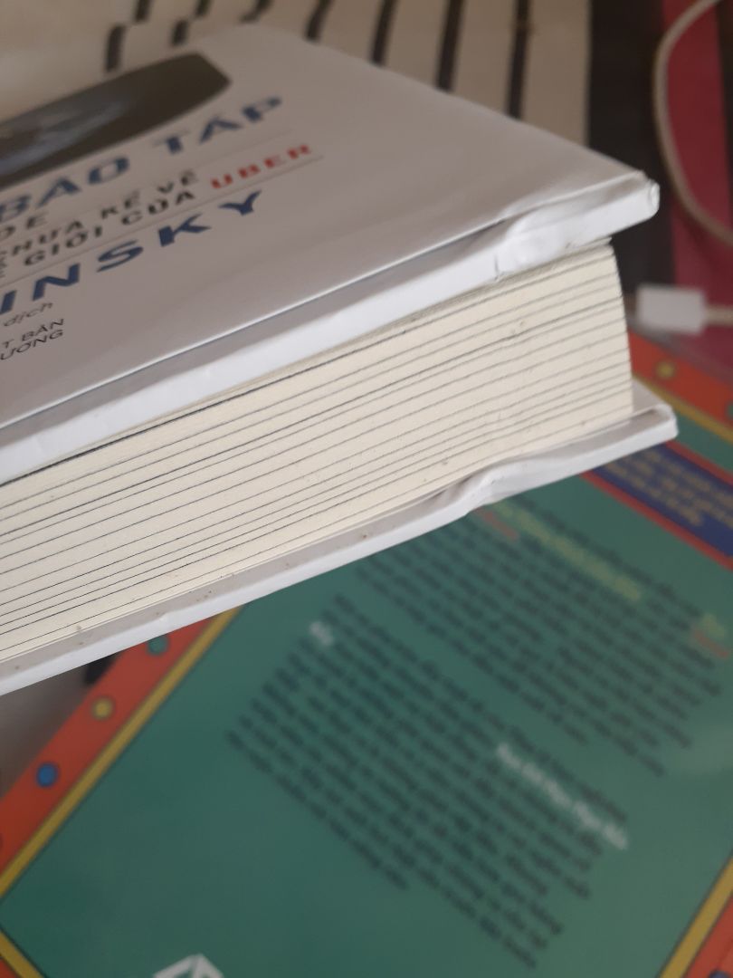 Vừa mua về mà sách đã bị thế này đây. Lần trước mua thì sách bị rách, đến quyển này thì gáy bị lõm thành thế này.  Cảm thấy tiki làm việc càng ngày càng chán.
được cái tiki giao hàng nhanh, anh shipper thân thiện.