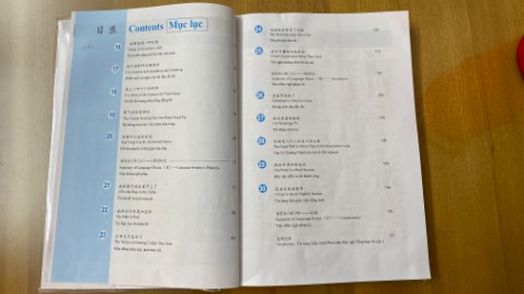 Lần đầu tiên đặt sách mà nhận được sách với bookcare ưng ý vô cùng. Mấy năm nay toàn nhận sách với bookcare “làm cho có”, có bookcare chỉ  choàng qua bìa được 1-2cm. Còn đơn vị bán sách này làm bookcare rất chỉn chu, đường cắt thẳng tắp, đầy đặn, vừa vặn. Quyết định đặt thêm mấy cuốn nữa tặng tongxue.