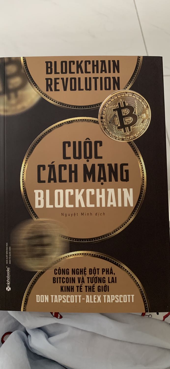 Mặc dù gói hàng rất cẩn thận nhưng Sách mới nhận nhưng đã bị sứt mất 1 miếng như trong hình và nhìn keo dán ở gáy sách mỏng, có lẽ là đọc 1 tgian sẽ bị rớt vài tờ ra :)) . Chưa đọc nên chưa review được. Nhưng cũng khá hài lòng.