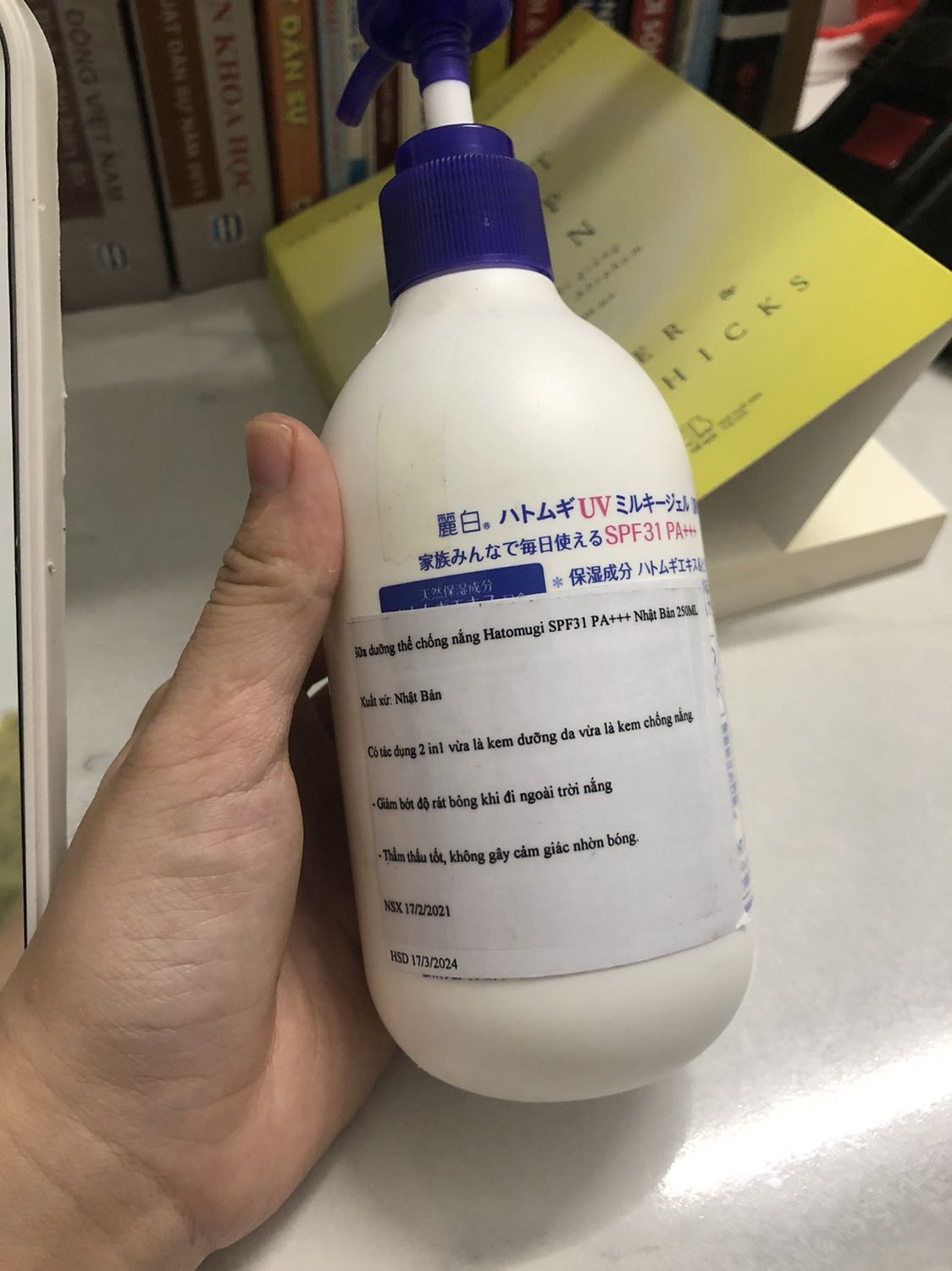 Thực sự hơi lo ngại về chất lượng sản phẩm. Sản phẩm không có nhãn phụ, và được dán tờ giấy in kiểu này hiuhiu. Mình không phải chuyên gia nên không biết chất lượng sản phẩm thế nào nhưng cách đóng gói và bao bì sản phẩm khiến mình lo ngại.