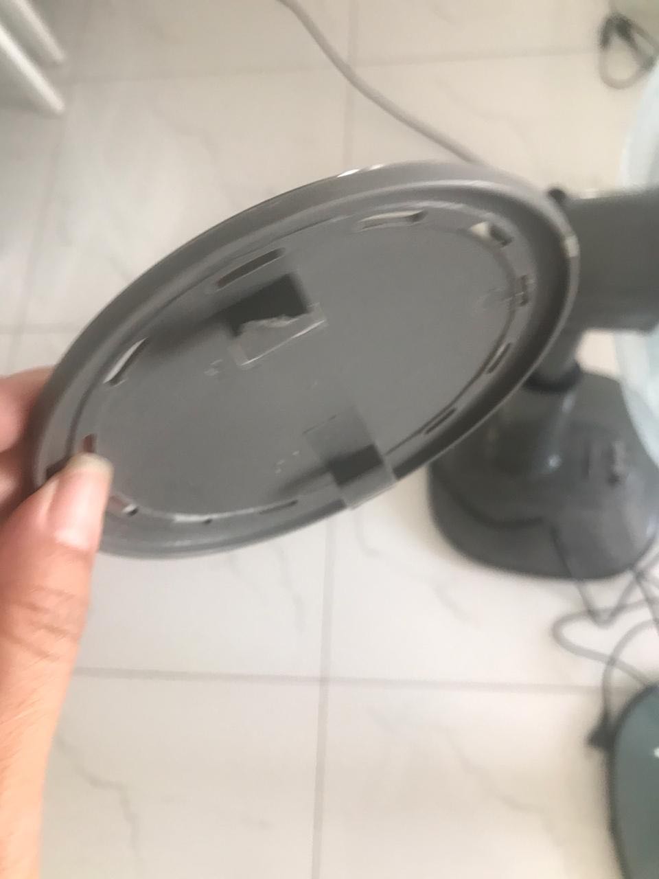 Mình rất thích hãng quạt này vì mình đã mua 2 cái dung,1cái dùng được 2 năm bị hư nên mình mua cái mới.Ko hiểu chủ Shop làm ăn kiểu gì ngày Tết mà bán cho cái quạt gãy luôn cái nắp như này,may mà mình chưa vứt cái cũ đi lấy về lắp thay thế.Bạn bán làm ơn có tâm chút,nếu hết hàng thì đừng giao nữa để mình mua chỗ khác.