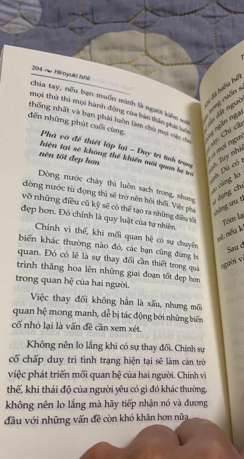 Biết tới cuốn sách này qua review qua một *** trên ***. Dù đó là một review chê, thế nhưng vẫn quyết định mua vì cảm thấy nó sẽ là cuốn sách thú vị. 
Và thực sự nó thú vị cực kì, cách tác giả lồng ghép ví dụ và giải thích rất chi tiết và dù tri thức có trong đây là rất nhiều thế nhưng tác giả rất cố gắng làm những kiến thức đó trở nên dễ hiểu nhất có thể. 
Và dịch giả cũng rất cố gắng để làm mượt mà những câu văn chuyên môn. Tuy vẫn còn lủng củng nhiều chỗ, thế nhưng vẫn 8/10. 
Đáng mua, đáng đọc. 
"Đừng cố gắng điều khiển người khác, hãy tự điều khiển chính mình."