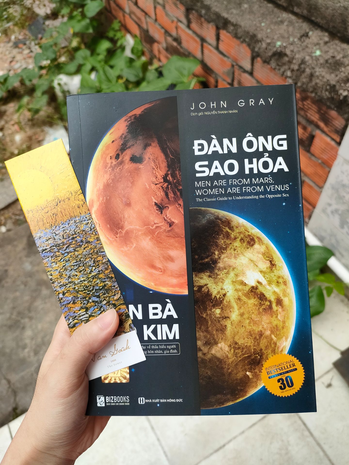 Sách rất đẹp, shop đóng gói cẩn thận và chắc chắn, có tặng thêm bookmark nữa. Tuy nhiên bạn nào thích ấn bản 2 hành tinh thì nhớ nhắn tin trước cho shop. Hôm trước shop có giao nhầm cho mình ấn bản nửa mặt người mình k thích. Shop có hỗ trợ đổi nhưng rep tin nhắn khá chậm. Mong shop khắc phục điểm này. Còn loại rất tuyệt. giấy của sách là loại giấy ngà vàng tốt cho mắt, mực in rõ nét. Bìa sách cứng dày dặn, chắc chắn. Mình sẽ tiếp tục ủng hộ.👍👍👍