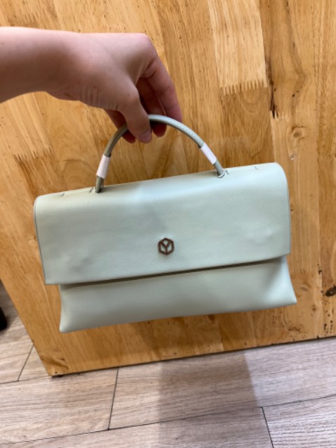 Có ngăn phụ ở sau dùng thích da mềm lắm mua đi mấy bà đi tiệc hoặc mang bth vẫn xinh lắm nha cảm ơn shop nhiều🥰