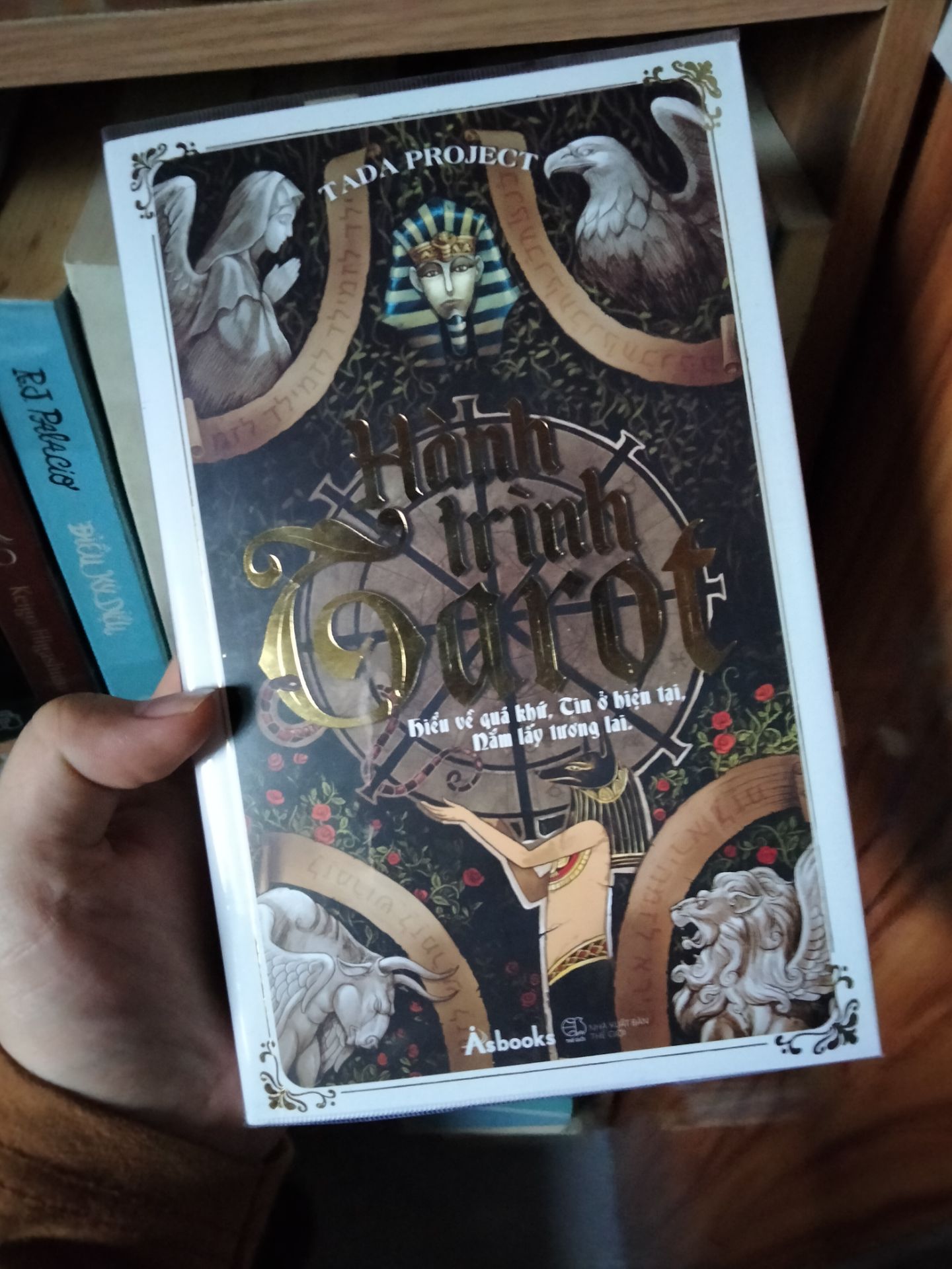 Sách rất hay, phù hợp với những bạn mới tìm hiểu tarot. Trong sách có giải thích ý nghĩa chi tiết của từng cây bài và những cách trải bài khác nhau. Bên cạnh đó còn có những điều khác về tarot mà beginners cần biết. Rất có ích