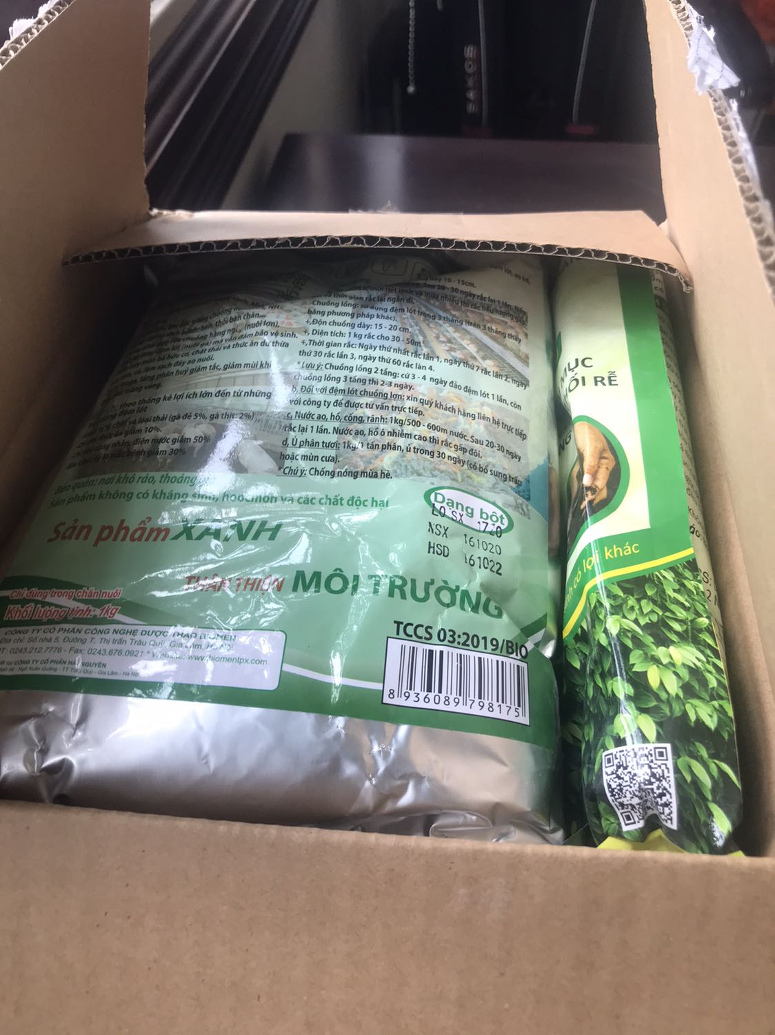 Đóng gói chắc chắn. Giao hàng nhanh hơn dự kiến. Hàng mua lần 2. Sản phẩm dùng tốt ko gây mùi hôi. 
Tôi làm lồng chim khá to. Sản phẩm dùng được hơn 1 tháng/1 túi