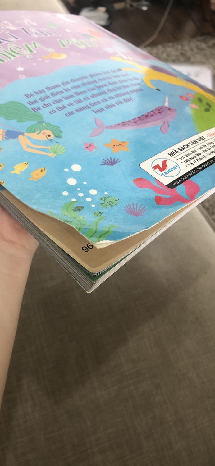 Sách vừa nhận đã cong và rách bìa. Chắc do là quyển cuối cùng được mua chăng?