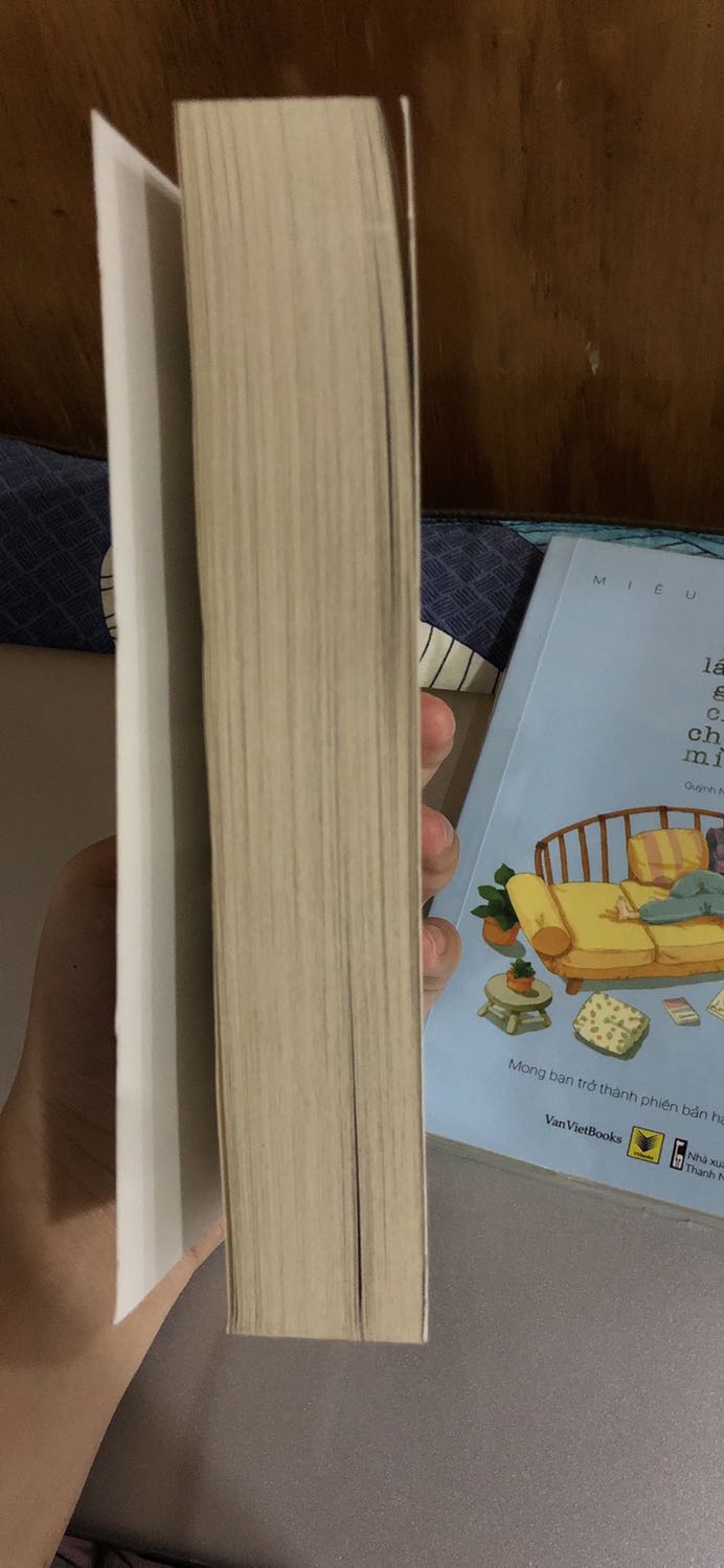 Mình phải nói là lần này quá tệ!!!
Thứ nhất, hơn 1 tháng trời mới nhận được hàng, mà shipper lại kém thân thiện
Thứ hai, sách mới như sách cũ, cầm nhẹ tay, chất lượng giấy, bìa đều tệ, có nhiều vết bẩn, nhìn cũ kĩ thật sự. 
Thứ 3, kích thước sách nhỏ hơn dự đoán của mình
Mọi người có ý định mua hãy cân nhắc thật kĩ nhé!