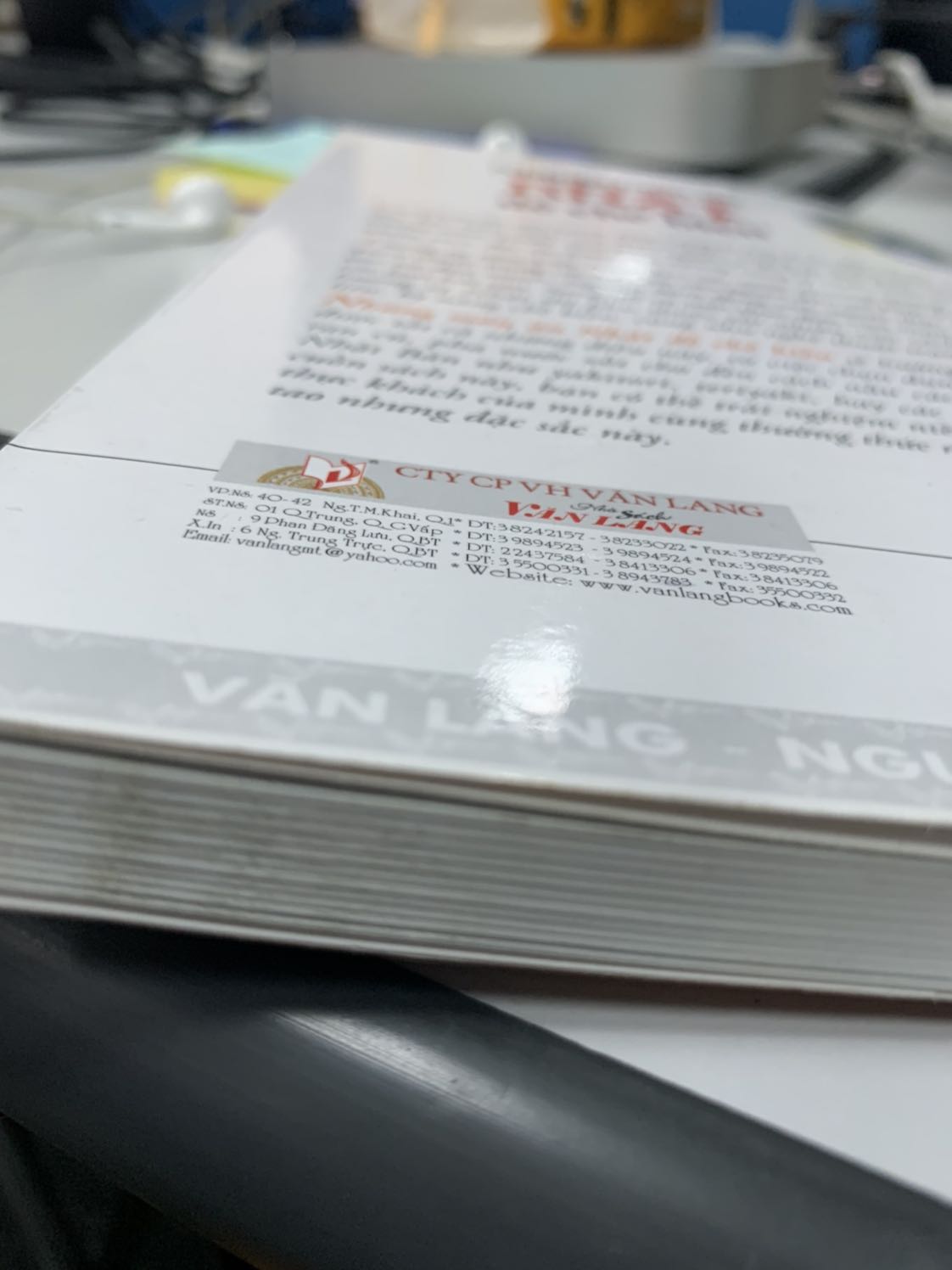 Shop có tâm quá cơ ạ. E mua hàng là thích hàng mới sạch đẹp, mất tiền mua cơ mà, sao shop lại giao sách cũ trông như để rất là lâu mấy chục năm rồi. Vừa bẩn vừa mốc. Nhìn chả muốn đọc. Uy tín bán hàng dựa vào đánh giá của ng mua. Bán hàng lương thiện thì sẽ gặp may nhé shop. Mất một khách không sao, nhưng cứ làm ăn như này sẽ càng ngày càng mât nhiều khách nhé