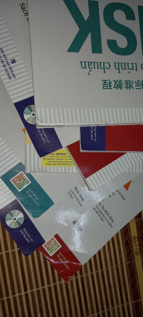 Phải nói sao nhỉ. Mình rất hài lòng về nội dung sách và vc giao hàng nhanh của Tiki nhưng ko chấp nhận được cách gói hàng của Tiki.
Mình có đặt full sgk và bt từ hsk1 đến hết hsk 4 và đc Tiki chia làm 2 gói hàng do sách ở 2 khó khác nhau. Đơn thứ nhất là sgk hsk3 và đơn t2 là các quyển còn lại. 
Mở đơn t1 ra thì mình phát hiện sách của mình đc bọc một lớp màng bọc n màng bọc thực phẩm. Nhưng sách cũng ko móp méo j nên mình cũng bỏ qua.
Nhưng đơn t2 đã khiến mình cực kì khó chịu. 7 trên 8 quyển sách của mình đều bị quăn góc, móp méo và ko đc bảo hộ bằng bất khì giấy gói nào. 
Đây không phải lần đầu tiên mình đánh giá về vấn đề gói hàng của Tiki. Những đơn hàng trc của mình chỉ có 1-2 quyển một đơn và giá trị cũng không quá cao nên mình cũng không quá gay gắt về vấn đề này. Nhưng lần này mình đã thực sự rất khó chịu. Mong Tiki sớm xử lí về vấn đề này sớm nhất có thể.