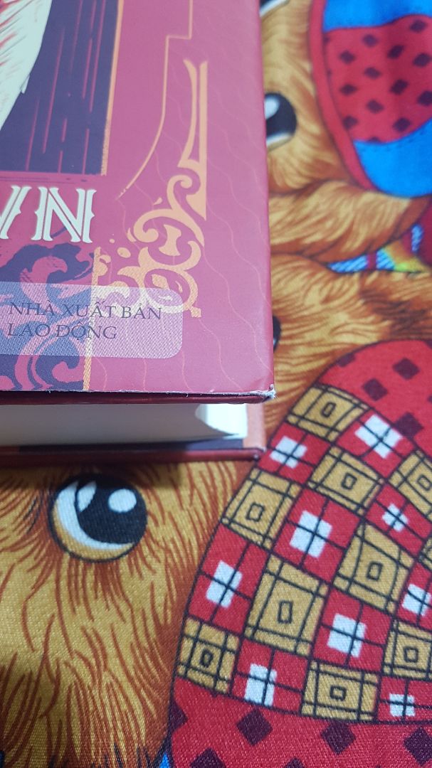 sách đẹp, giao hàng nhanh, có lót thêm giấy để khi giao hàng sách không bị va chạm móp méo mình đánh giá rất cao tiki ở điểm này, nhân viên giao hàng rất lịch sự. tất cả đều rất ưng ý khi nhận sách, tuy nhiên là sách không dc bọc nên cũng có 1 số vấn đền về mấy trang giấy của sách đặc biệt là dễ bị cong, nhưng được cái bề ngoài lành lặn đẹp, có 1 xíu bị trầy ở góc dưới bên phải của sách nhưng bé xíu vẫn chấp nhận được, nội dung thì khỏi phải bàn trên cả tuyệt vời rồi. 5 sao cho tiki ( mình có mua 4 quyển của TG DAN BROWN trong đó thì có 3 quyển tình trạng tương đối giống nhau nên mình nhận xét sản phẩm chung cả 3 quyển )