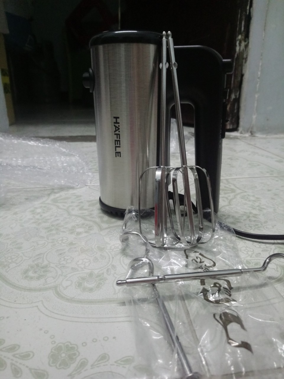 Ưu điểm: Máy có 5 chế độ , theo độ mạnh từ 1 đến 5. Đánh tầm số 3 là mạnh rồi. muốn mạnh có thể nhấn thêm chế độ Turbo.  Máy khá mạnh mẽ, bạn nào mới đánh trứng làm bánh thì nên cẩn thận khi dùng. Tháo lắp cây quậy tiện lợi, dễ dàng
Nhược điểm : cầm hơi nặng tay, mình có clip kèm khi bấm theo thứ tự số , mg có thể tham khảo khi mua