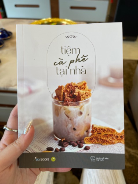 Sách đẹp, giao hàng nhanh 1 ngày mà ở tỉnh đã nhận được. Theo dõi tác giả qua mạng xã hội từ lâu, thấy c ấy ra sách là mua ủng hộ liền. 100đ k có nhưng