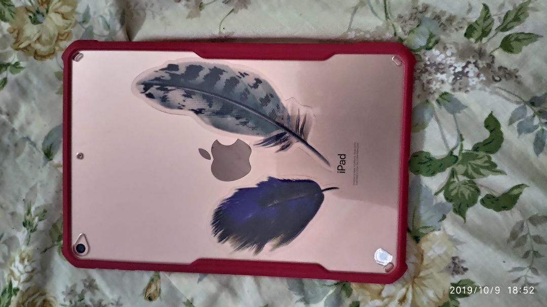 Ưu điểm:
- viền bo khít ipad mini 5, chất liệu cao su có vẻ sẽ bảo vệ đc góc cạnh máy. 
- màu như hình quảng cáo
Nhược điểm:
- lưng chất liệu mika trong nên trơn, bám mồ hôi tay và rất nhanh bẩn.
- khoét camera sau không chuẩn lắm.
- 2 nút âm lượng k khớp hoàn toàn với ipad mini 5, có thể case này sản xuất cho ipad mini 4

Tổng thể thì chấp nhận đc so với giá thành 170k.