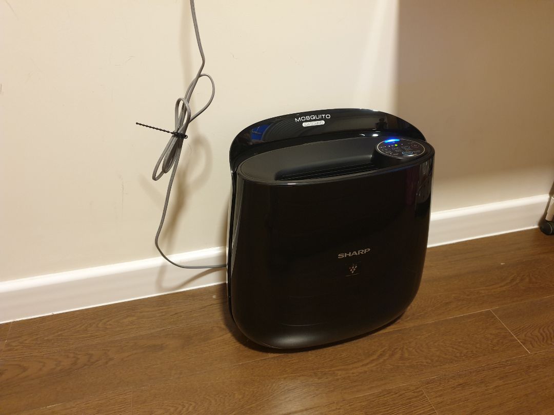 Đóng gói rất cẩn thận. Máy màu đen tuyền đẹp. Lọc êm,  thường mua máy lọc sợ tối ồn khó ngủ nhưng máy của Sharp rất êm,  lại có thêm chế độ bắt muỗi nữa quá tuyệt. Đây quả là sự lựa chọn tốt cho ai đang tìm máy lọc không khí.