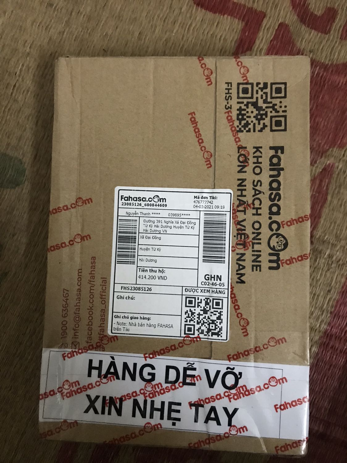 Vinacal thì rõ rồi, Nhẹ, tốc độ trên hẳn 580VNX, tuy nhiên phải bảo quản bao gồm chống ẩm và nhất là hạn chế rơi va đập vì độ bền không được như Casio :D, tuy độ bền kém hơn nhưng tốc độ vượt trội và phím bấm không bị delay phản hồi nhanh, không mờ chữ thì mình nghĩ là nên mua :D dùng giữ gìn chút là được, Fahasa tự giao hàng chứ không phải tiki nên nhanh hơn đến 5 ngày, amazing goodjob