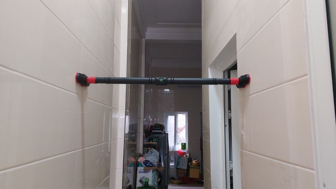 giao hàng thì nhanh. thiết kế xà đơn quá kém , cách lắp đặt rườm rà kém thông minh. bờ tường sơn thì ok nhưng ốp gạch hoa thì trượt mạnh . không biết người hơi nặng đu lên có ngã vỡ đầu không nữa . quá thất vọng với giá trị đồng tiền bỏ ra không xứng đáng .