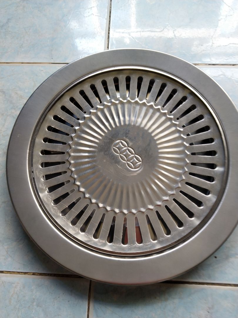 hoàn thiện chưa tốt lắm, cạnh của mặt dưới (vỉ trên) vẫn còn bén, khi vệ sinh không cẩn thận có thể bị đứt tay.