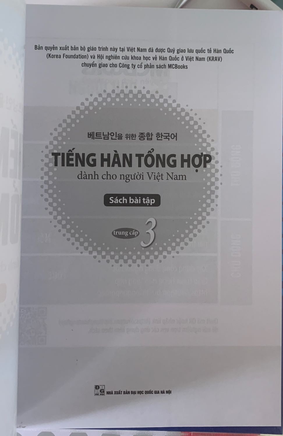 Sách được bọc Bookcare rất cẩn thận, gáy và mép còn nguyên, không bị lỗi in và nhìn rất mới nữa! Mình cứ tưởng đến tuần sau mới có sách mà ai dè Tiki giao nhanh quá trời nhanh luôn!