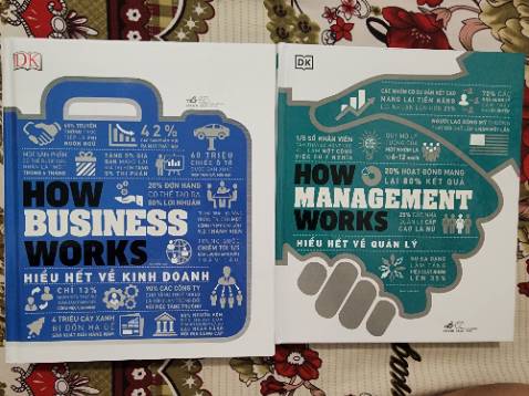 Đánh giá tốt cho nhà bán.
Đóng gói cẩn thận và giao hàng nhanh.
Bìa sách giày, giấy in bên trong giày. Chất liệu giấy tốt. Trình bày cầu kỳ, lật nhìn sơ qua từng trang thì có vẻ bắt mắt. Chắc vì thế nên giá hơi chát. 
Có thể nói cuốn sách này mà lưu truyền đến đời con cháu thì cũng ko bị mọt hay rách. 

TUY NHIÊN, CHÊ nội dung sách chỉ nói chung chung không có ví dụ cụ thể. 
Ngoài ra cách trình bày nội dung trang sách rất khó đọc, khó phân biệt. Cứ lẫn lộn trên dưới. Không biết đọc cái nào trước cái nào sau.
Nét chữ in bằng mực mảnh và nhạt, khoảng cách giữa các dòng sát nhau dễ lẫn lộn hàng trên dưới.
Chữ màu đen mảnh còn in trên nền đen nữa (tui khổ quá mà 😭😭😭)
Đọc sách mà cứ phải ngồi cúi đầu dí sát mắt vào sách mới thấy rõ ràng từng chữ để đọc (mặc dù mắt mình thuộc loại tốt 15/15)
Mình đã mua 2 cuốn "How management works" và "How business works"
Mình đọc sách cũng nhiều rồi nhưng đây là Lần đầu tiên gặp 2 cuốn sách mà mình phải loay hoay như này.
Đây chỉ là cảm nhận chủ quan của mình, không biết các bạn khác cảm thấy như nào.