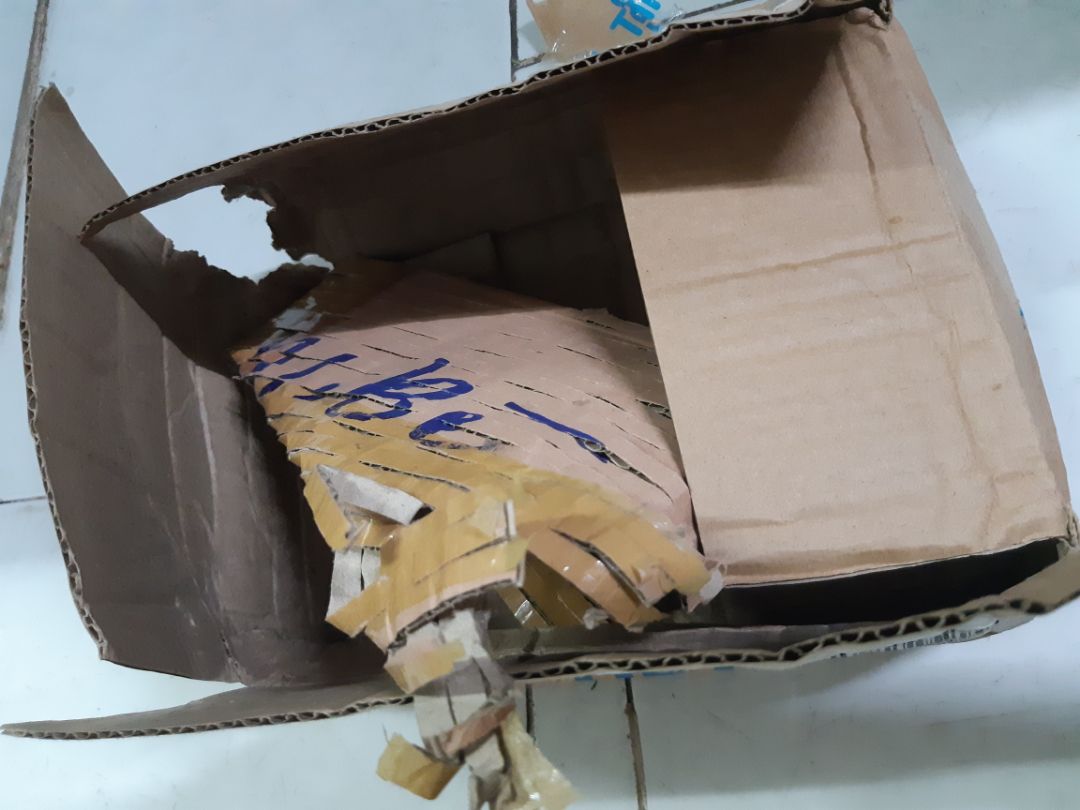 Sách đẹp và mới. Nhưng vấn đề vận chuyển làm thùng giấy gói sách móp méo, mềm oặt. Sách mới bên trong cũng vì vậy mà va đập làm gáy sách cong, móp. Mong Tiki chú ý và khắc phục vấn đề này đi ạ