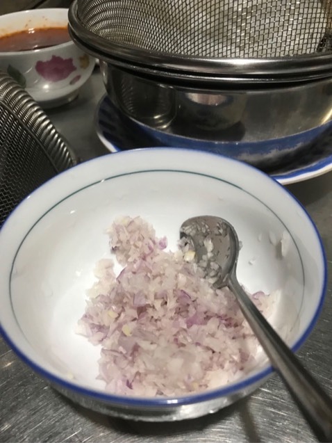 Tiki luôn đỉnh trong khâu giao hàng, thần tốc luôn. Ship giao đúng lúc e đang chuẩn bị xay hành khô bằng máy điện to thì nhận hàng. *** luôn cho lóng.
Ôi bao phê bao nhuyễn các bác ạ ko nghĩ rẻ mà xay ok đến vậy. Giật rất nhẹ mà êm, roẹt roẹt vài cái là xong, đỡ phải lôi cái máy to ra lích kích, băm tay thì ôi thôi cay xè 2 con mắt huhu