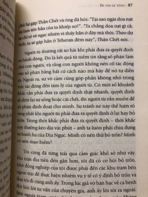 Cuốn sách tương đối ổn, tuy nhiên nội dung cuốn sách hơi đi sâu vào việc phân tích tâm lý của con người một chút, và có chút hơi khó hiểu, nên đọc chậm một chút. Cuốn sách cũng được viết một cách liên tục chứ không chia thành nhiều chương nhiều phần nên đôi khi cứ đọc một lèo không có điểm dừng. Tuy nhiên cuốn sách được viết trong một thời gian rất ngắn nên cũng không thể đòi hỏi gì nhiều. Những nội dung của cuốn sách được viết từ thời điểm còn chiến tranh nhưng vẫn có thể áp dụng tốt ở hiện tại. Chỉ cần con người có một lý do để sống tiếp thì dù có khó khăn như thế nào cũng có thể vượt qua được. Rất cảm ơn tác giả ạ, cháu sẽ còn đọc lại cuốn sách này của ông. Về vấn đề đóng gói và ship thì 10 điểm rồi nên không có gì để nói nhiều. Cảm ơn Tiki rất nhiều