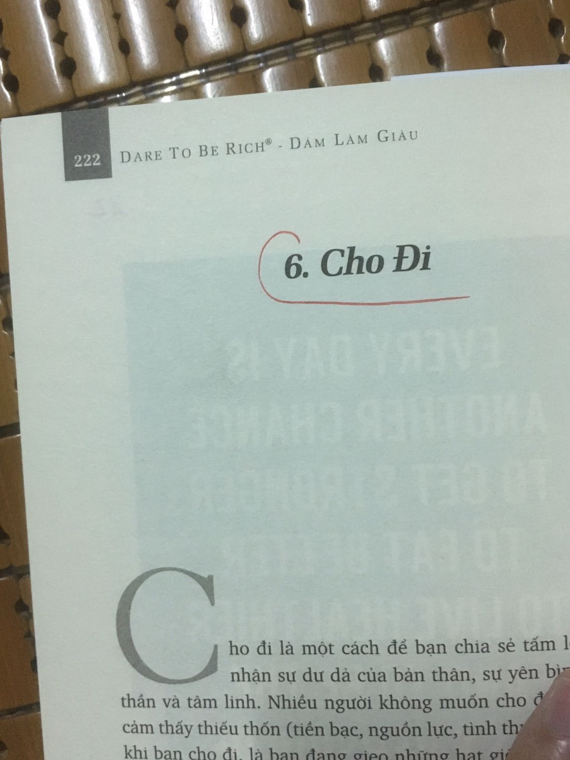 Mình đc a Nguyễn Xuân Nam bên spa giới thiệu quyển sách này. Cảm nhận đầu tiên là sách rất thơm, logo nổi chuẩn sách chỉ firstnew chính hãng mà có điều mình ko hài lòng là khi mình đã đọc được đến nửa quyển sách mới phát hiện ra 2 lỗi to đùng như sau:
Thứ nhất là lỗi phần mục lục bị in lặp lại 2 lần nhìn khó chịu
Thứ hai là sách mất hẳn gần 20 trang sách từ trang 222 đến 241
Mình ko thể hiểu nổi một công ty sách lớn như vậy bao nhiêu năm trong nghành mà sai lầm ngớ ngẩn và ko hề có sự kiểm duyệt khi phát hành như vậy.