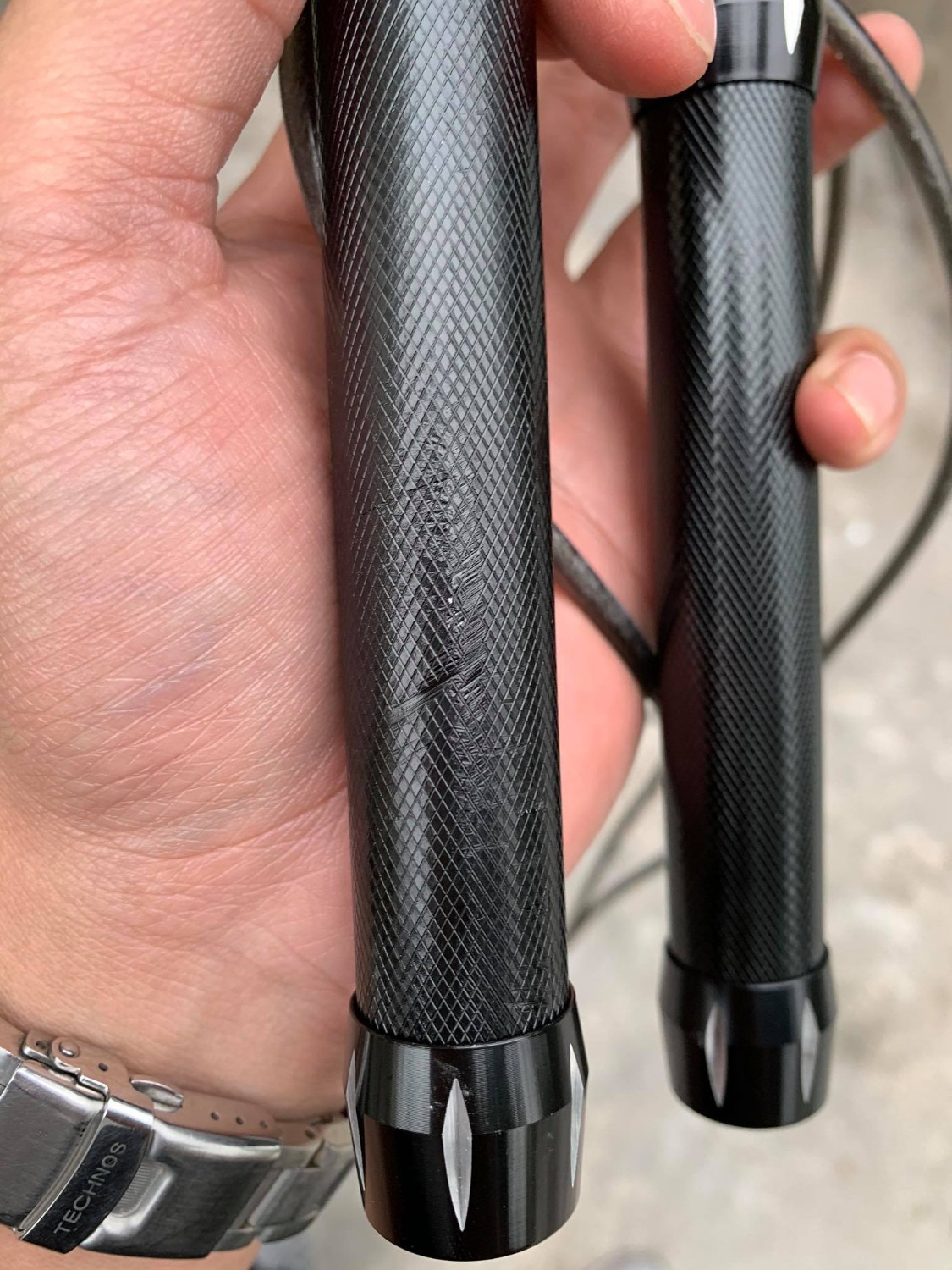 1: TỐT: giao hàng nhanh, nvien giao hàng nhiệt tình, hàng ổn khớp xoay trơn tru
2:CHÚ Ý: hàng tuy lúc nhận thì ở trong hộp chắc chắn gọn gàng, tuy nhiên khi lấy ra thì có thấy bị xước nhiều ở tay cầm........... ko hiểu nguyên nhan do khâu nào
nói chung hàng ok và ko cần phải đổi lại........
sẽ còn ủng hộ TIKI