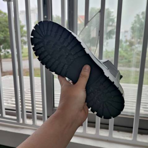 Mua giùm cho anh , nhưng thấy rất đẹp và thích , giày chắt chắn , okela luôn 
Nên mua nha mọi ngừ