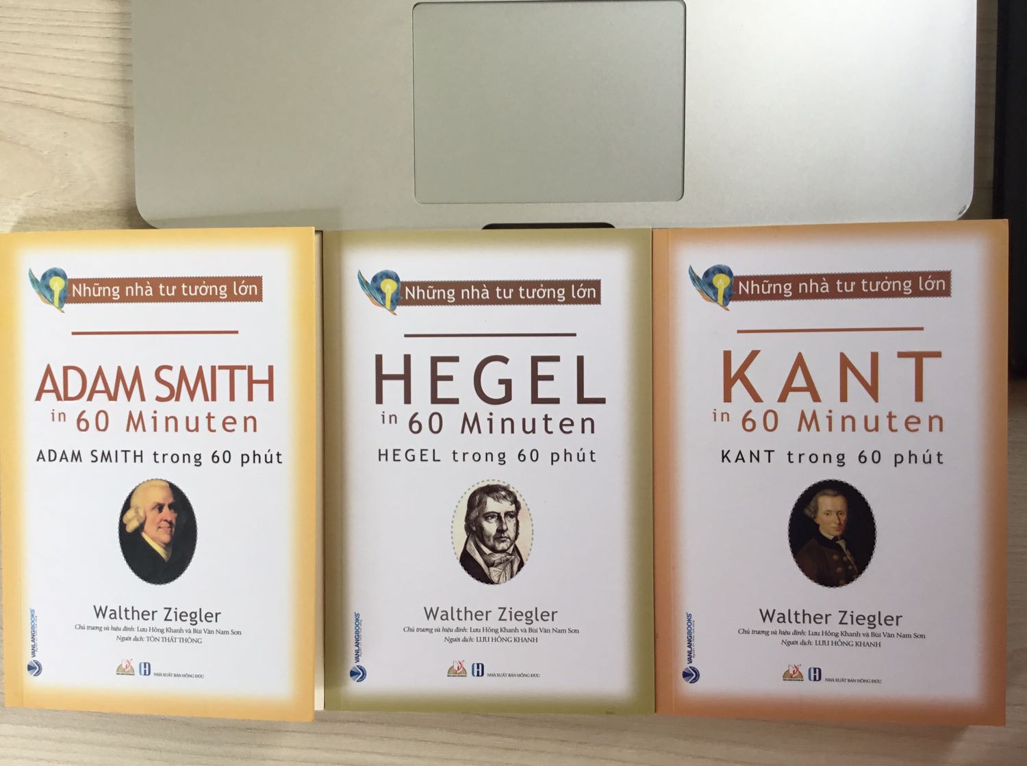 Sản phẩm: chất lượng (hình thức+nội dung+chất liệu giấy), nhỏ gọn nhưng đầy đủ nội dung, tính khái quát cao (chiều sâu+bề rộng). Quyển sách mang tính giá trị cao.
Dịch vụ nhà cung cấp+Tiki: đóng gói tốt, giao hàng nhanh, giá ưu đãi.