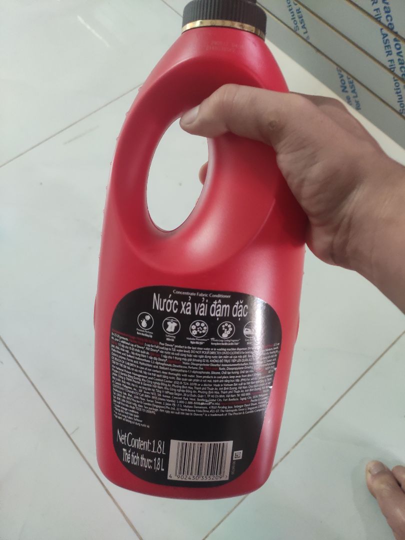 Riêng nước xả vải tôi chỉ thích mỗi Downy, lưu hương quá lâu, mùi thơm dịu chứ không gắt, đi làm cả ngày mồ hôi nhễ nhại ướt người mà cuối ngày vẫn thơm như thường.