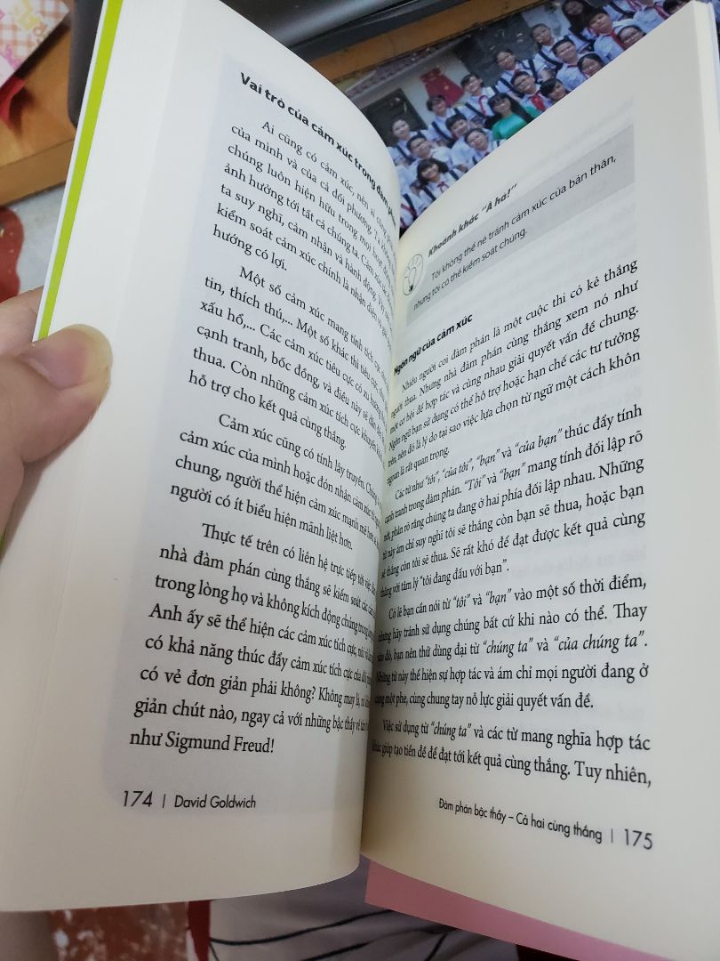 thích cực kì luôn! sách được ship đúng thời hạn và mới toanh! đọc qua nội dung thì thấy có thể áp dụng vào cuộc sống hằng ngày được. Rất có ích không chỉ cho bạn nào học kinh doanh, mà tất cả các bạn học ngành khác có thể tham khảo để áp dụng vào cuộc sống thường ngày. Đọc xong phải cho 5 sao liền vì sách rất okela