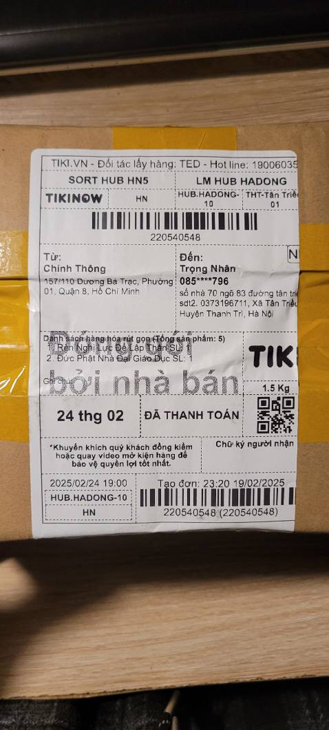 Sách lỗi đóng bìa bị lệch,
Lỗi vẫn gửi cho khách