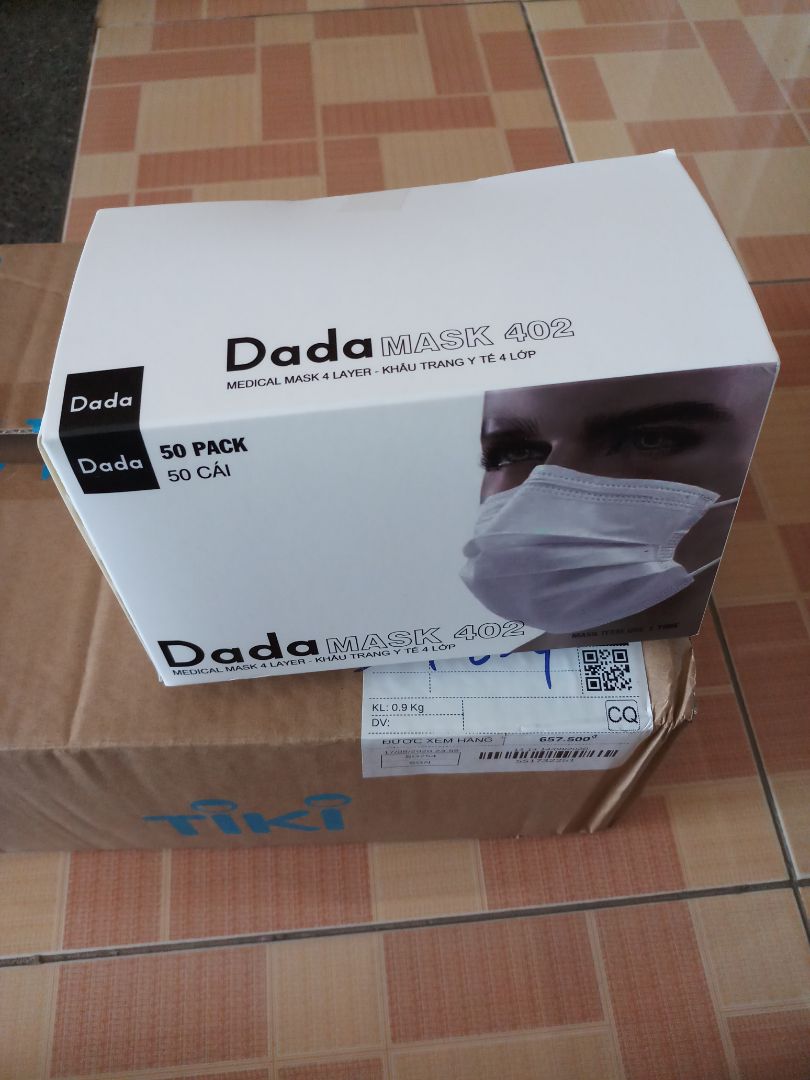Hộp khẩu trang khá là đẹp, nhìn cứng cáp và chắc chắn. 
Mình mua hồi tháng 08/2020, khẩu trang sản xuất tháng 07/2020, hàng mới sản xuất.
Mình chưa khui xài. Mình sẽ viết tiếp đánh giá khi dùng sản phẩm.
Cảm ơn Shop!