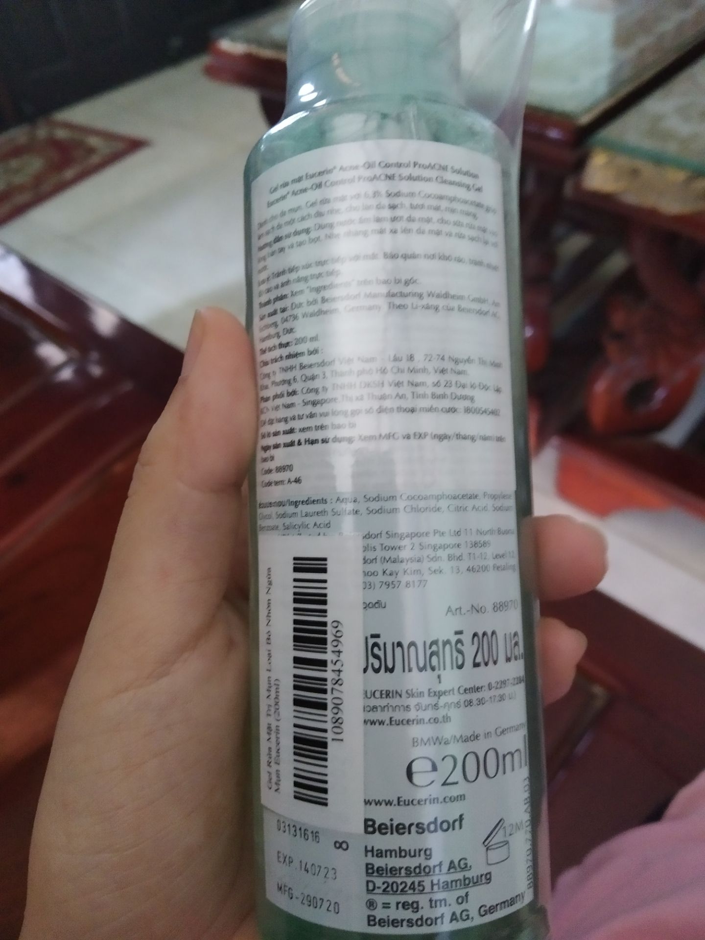 Giao hàng nhanh, sản phẩm chính hãng vì mình đã thử quét mã vạch. Đây là lần đầu mình dùng sản phẩm này, thấy có tạo bọt nhẹ, có mùi thơm nhè nhẹ, rửa xong da hơi rít còn có kích ứng da hay không thì chưa biết:( Giao hàng nhanh, sản phẩm chính hãng vì mình đã thử quét mã vạch. Đây là lần đầu mình dùng sản phẩm này, thấy có tạo bọt nhẹ, có mùi thơm nhè nhẹ, rửa xong da hơi rít còn có kích ứng da hay không thì chưa biết:(