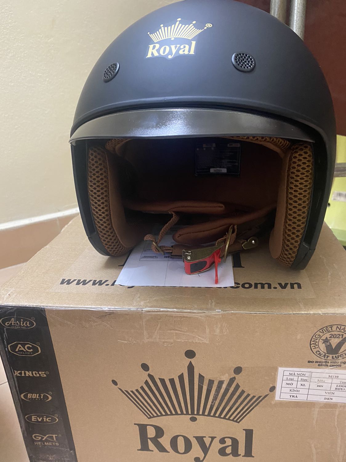 Mũ bảo hiểm 3/4 của hãng Royal rất đẹp và thích hợp với mùa đông lạnh giá như này. Đặc biệt có kính giấu phía trong rất thuận lợi và phong cách. Nói chung là đẹp và chất lượng. Mình rất thích!