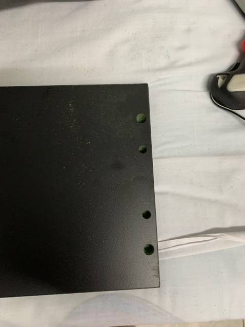 Shop thiếu các chốt nhựa trên miếng gỗ.
Phải tự mua thêm tắc kê nhựa, cắt ra, gắn vào, mới lắp ráp được.
Hướng dẫn sử dụng: không ghi cách lắp chốt như thế nào.