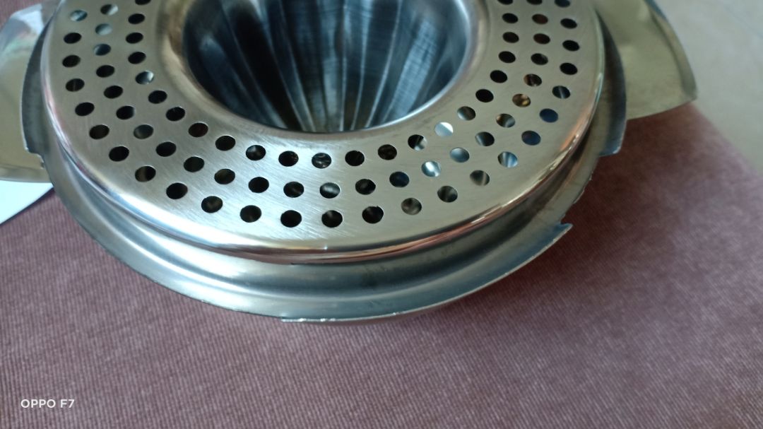 Chất lượng quá tệ. Hàng mõng, mốp méo, trầy xước, cạnh rất bén dễ bị đứt tay. Hàng dởm chẳng phải inox gì đâu. Quá thất vọng ?