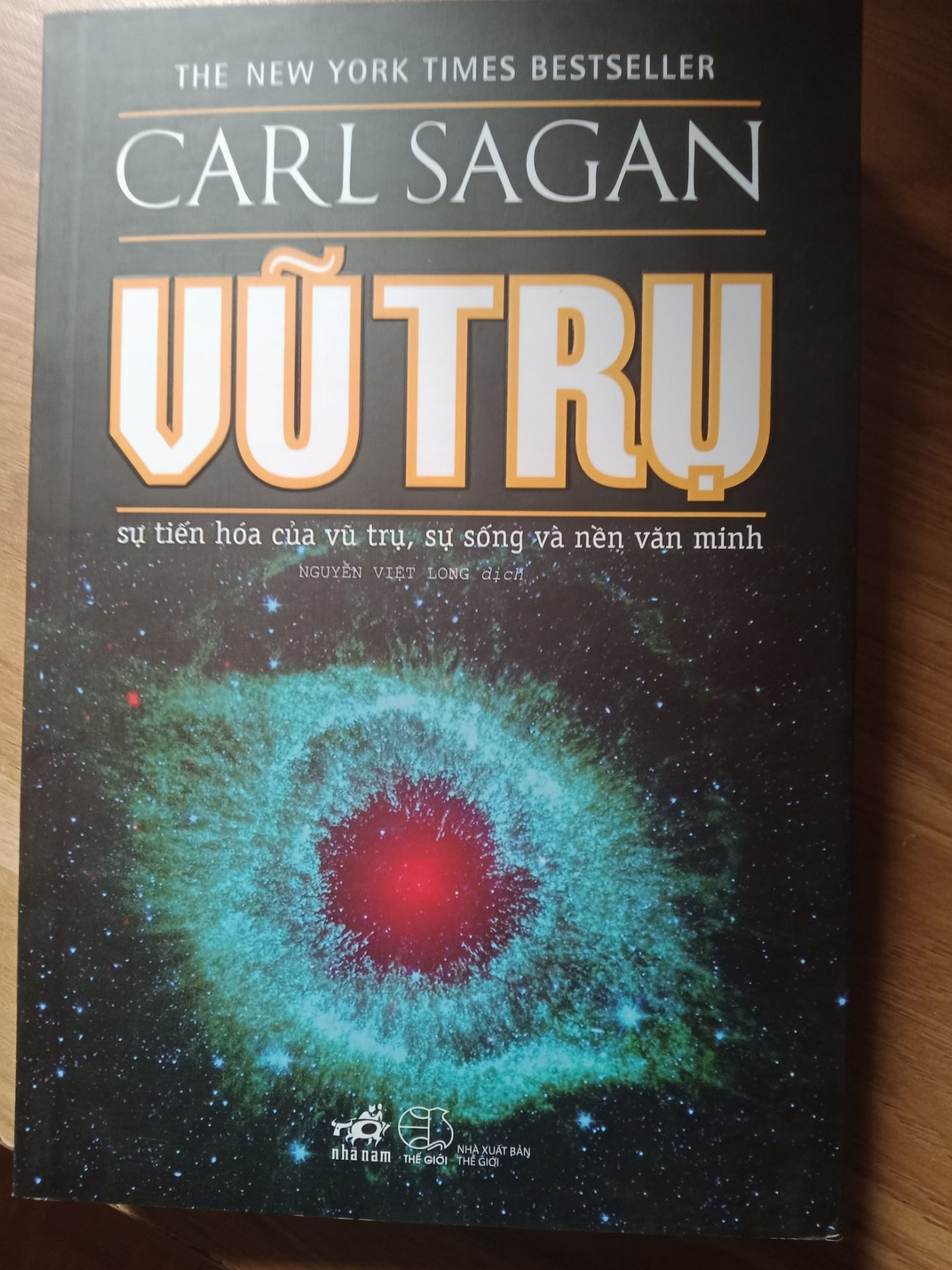 Sách của Carl Sagan hay miễn bàn, sách rất hấp dẫn và lý thú với những người thích tìm hiểu về vũ trụ, muốn biết nhiều thứ hơn về vũ trụ rộng lớn.
Còn về hình thức, sách khi giao đến có phủ một lớp bụi, sách trông rất cũ. Quá trình vận chuyển có phần không cẩn thận hoặc do lỗi từ trước đó mà sách bị bẩn và hơi nhăn gáy.   Nên dù sách hay thì vẫn có gì đó làm mình thấy không ổn.