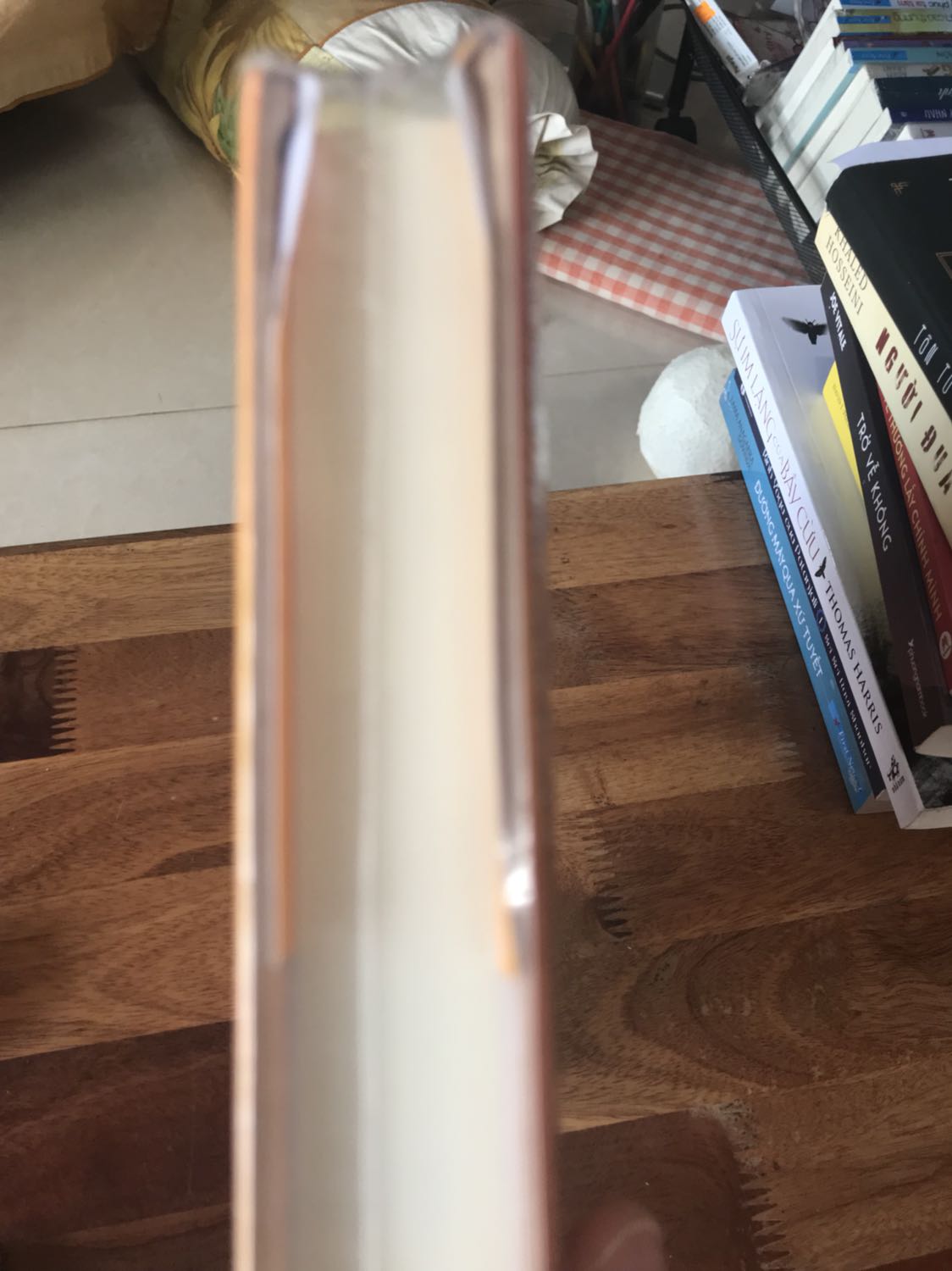 Chưa đọc nhưng sách cũ bụi quá shop. Nên lau qua rồi hãy giao . Gãy góc vậy nên sale là đúng rồi.