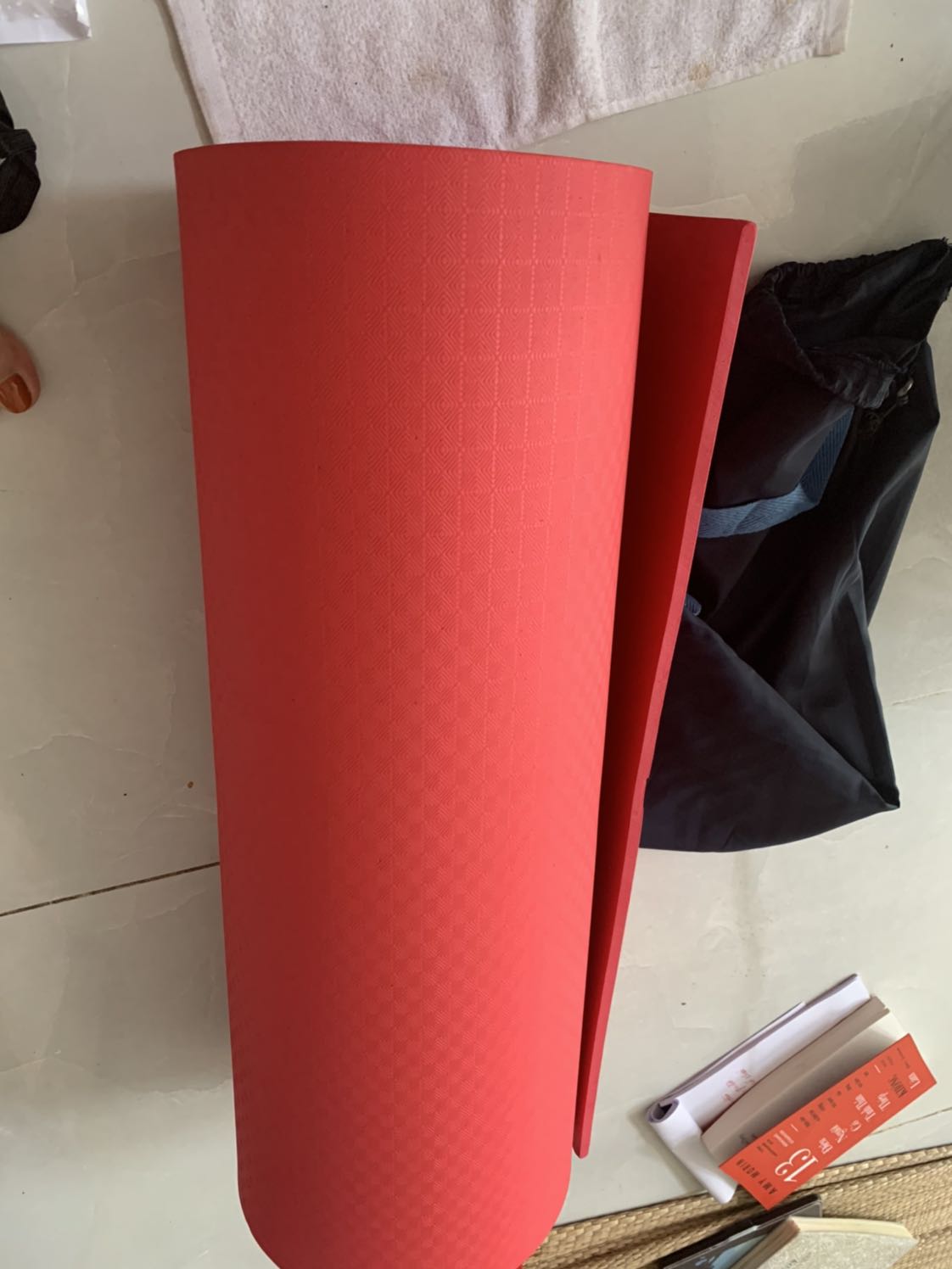 Thảm hoàn toàn không giống như trong hình, từ chất lượng cho tới chất liệu, màu sắc, đến cái không quan trọng lắm là túi đựng thảm. Quá tệ, k thể tin tưởng ở tiki nhiều nữa. Sẽ cân nhắc có nên mua hàng ở trên này nữa ko, và sẽ nhắc nhở mọi ng quen để k bị *** như thế này nữa.