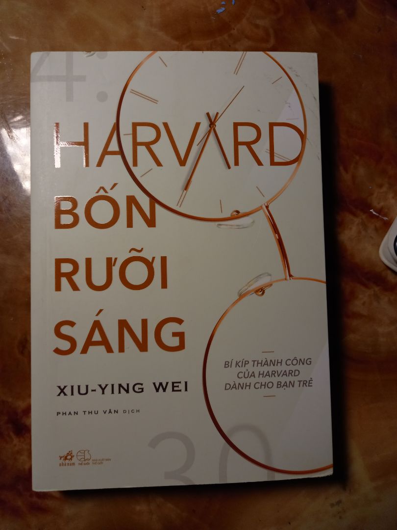 Lúc nhận hàng mình hộp móp các thứ là mình đã thấy có điềm rồi, lúc mở ra đập vào là quyển H bị rách bìa và bẩn lun. Mọi khi Tiki vẫn không cho chống sốc nhưng lần này lần đầu sách mình bị như vậy
Một quyển khác của mình cũng bị nhăn bìa ngoài🥲🥲