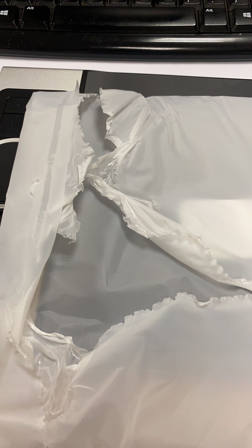 Mình sau khi mở hộp ra nhận thấy seal bọc của bảng vẽ bị xé rất nham nhở như hàng cũ!? Tiki có thể trả lời giúp mình không? Bên cạnh đó về mặt bảo hành thì hoá đơn chứng từ mình không thấy?! Thanks tiki