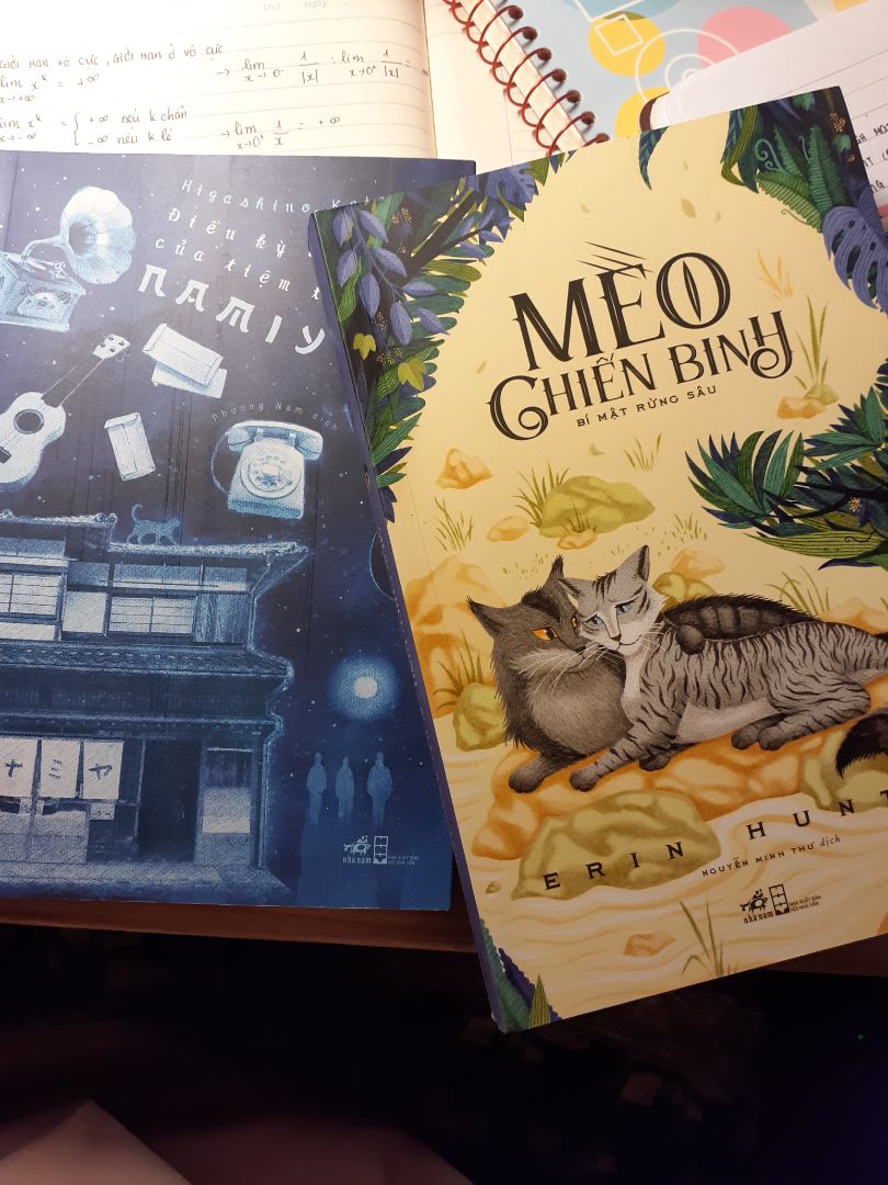 Tuy nhà mình gần kho tiki nhưng mà công nhận giao hàng siêu nhanh luôn á, sáng tầm 10h đặt mà chiều có ngay, ko cần TIKINOW luôn. Nội dung 2 cuốn này khỏi chê rồi, bộ Mèo Chiến Binh đợi mãi, mình mua Bão Nổi mà quên mua quyển này. Điểm trừ nho nhỏ là sách hơi cũ, mép sách hơi quăn và có bám bụi bìa, nhưng mà chấp nhận được. Dịch không được ra ngoài, mua ở trên tiki là vô cùng tiện lợi rùi