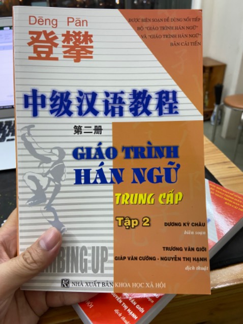 Sách gọn, đẹp, in rõ, giấy thơm! Có cả đáp án với bản dịch bài khoá rất ok nha!