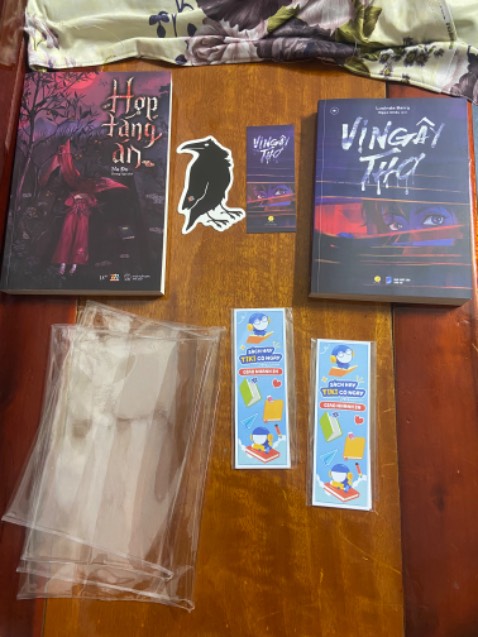 Sách được đóng gói cẩn thận, có kèm boôkmark sách và bookmark dc tặng riêng và cả bọc sách, ok lắm nha nên mua
